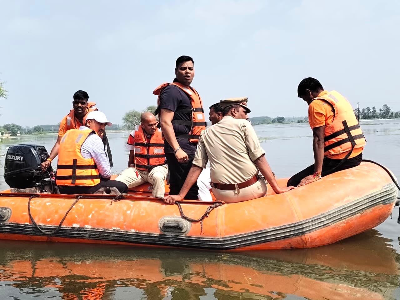 बीकेटी के बाढ़ प्रभावित इलाकों में पहुंचे डीएम। बीकेटी के बाढ़ प्रभावित इलाकों में पहुंचे डीएम।