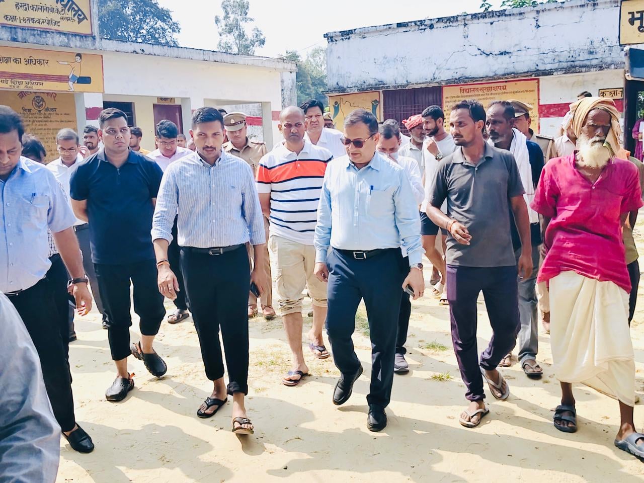 बीकेटी के बाढ़ प्रभावित इलाकों में पहुंचे डीएम। बीकेटी के बाढ़ प्रभावित इलाकों में पहुंचे डीएम।