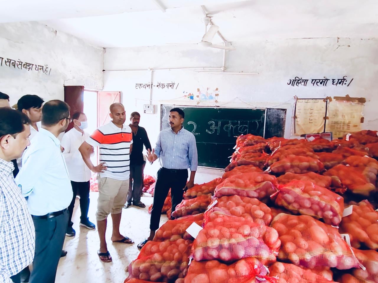 बीकेटी के बाढ़ प्रभावित इलाकों में पहुंचे डीएम। बीकेटी के बाढ़ प्रभावित इलाकों में पहुंचे डीएम।