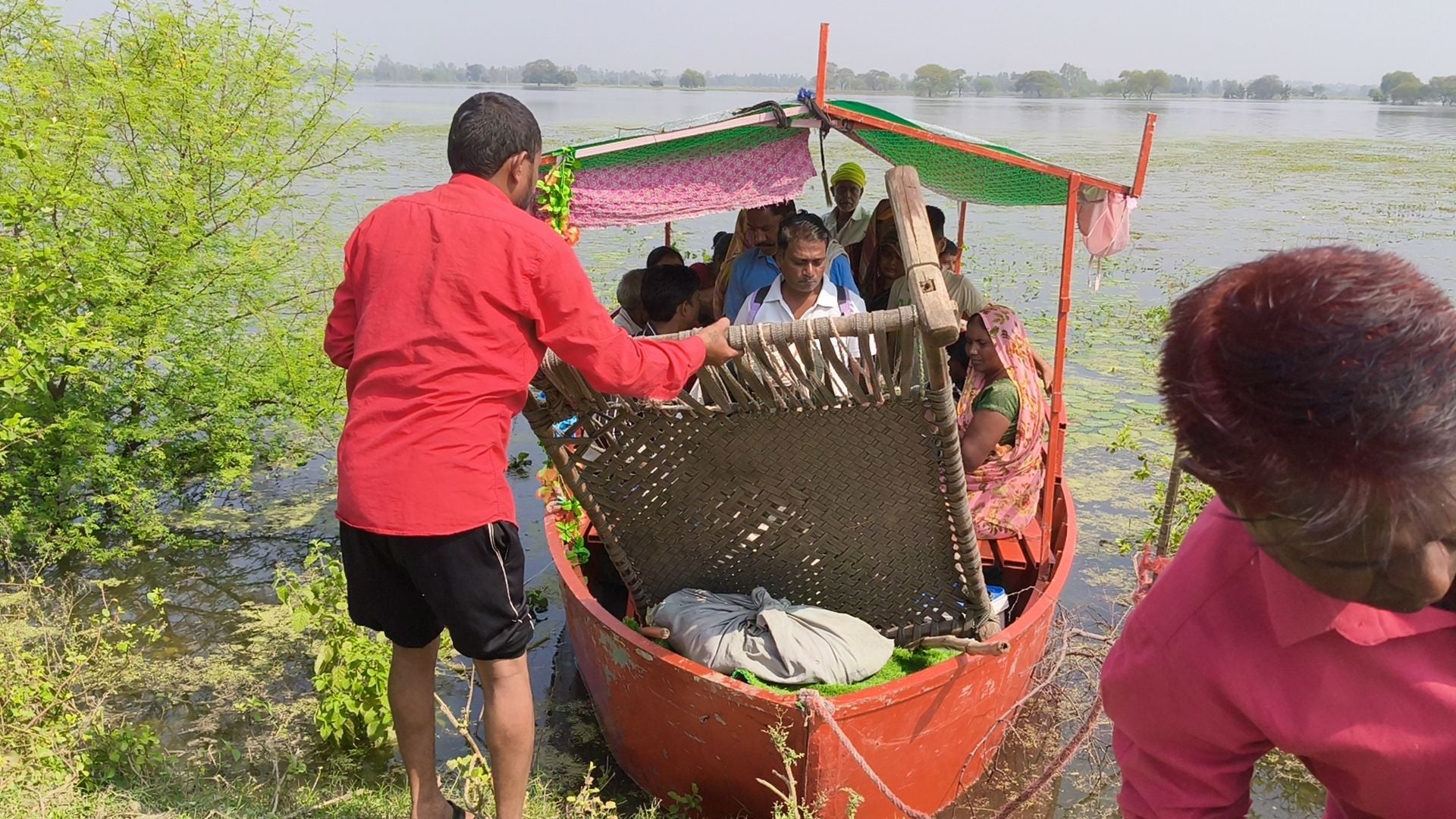 बख्शी का तालाब में बाढ़। बख्शी का तालाब में बाढ़।