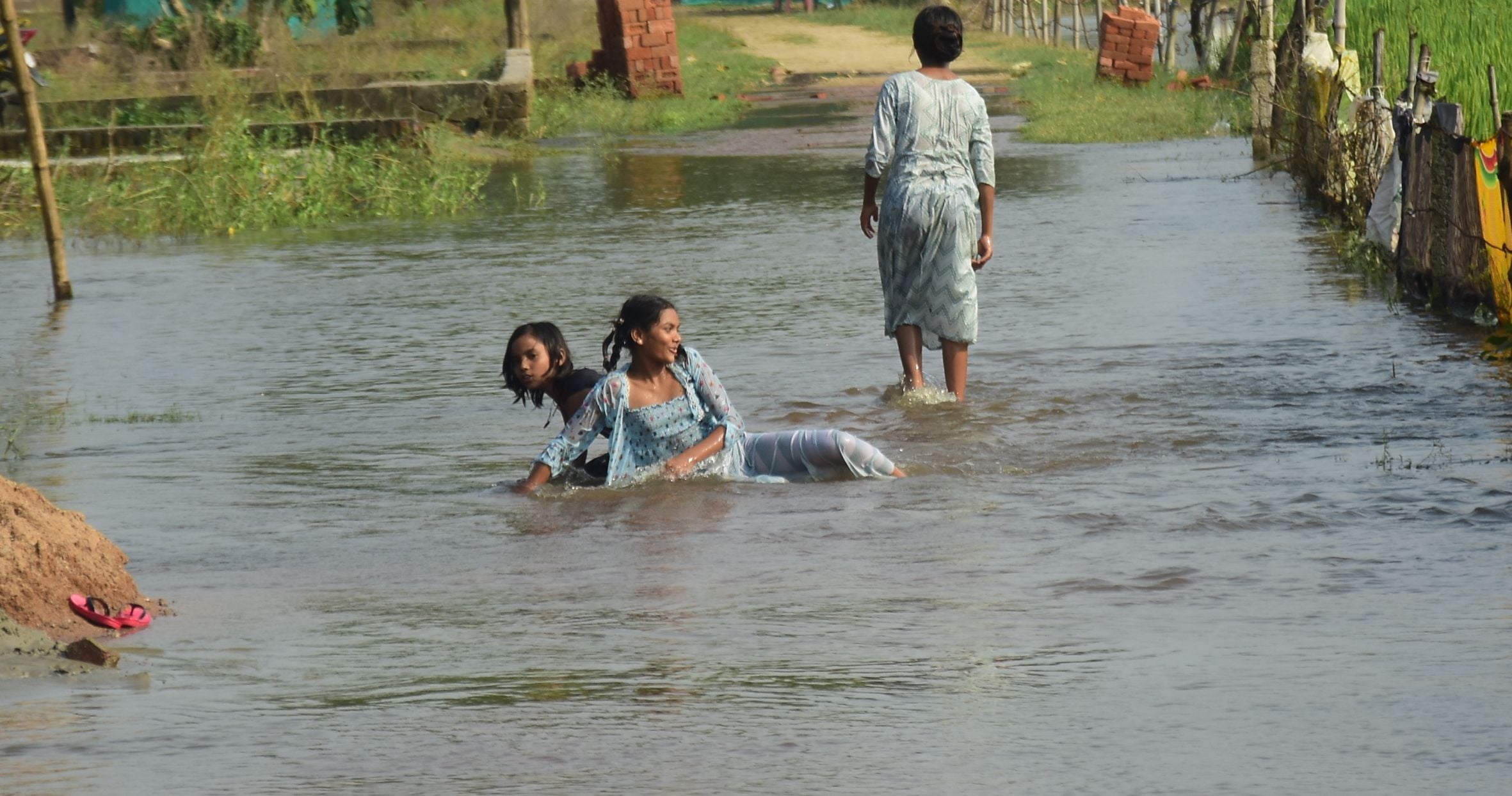 बख्शी का तालाब में बाढ़। बख्शी का तालाब में बाढ़।