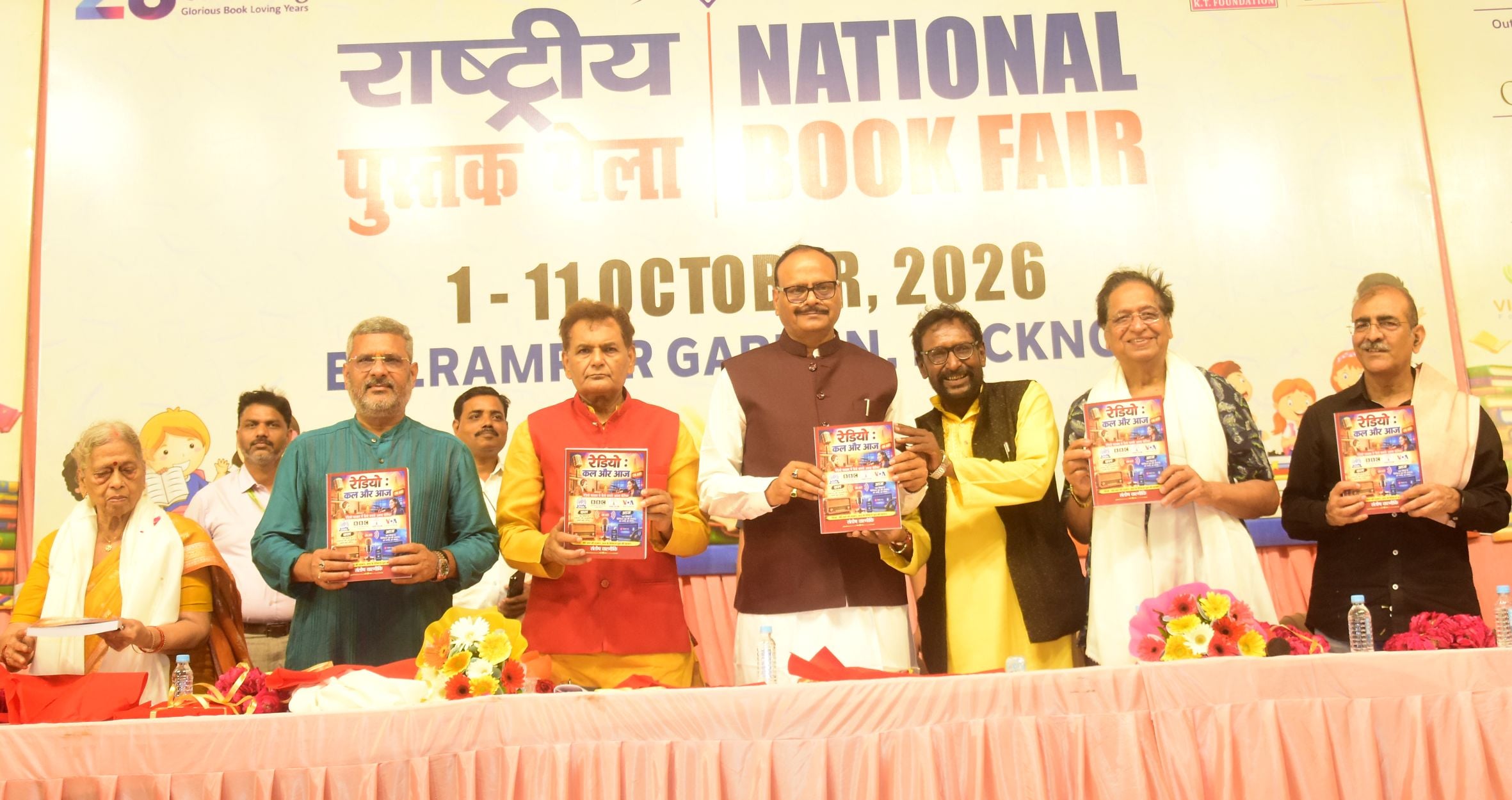बलरामपुर गार्डन में चल रहे राष्ट्रीय पुस्तक मेले में शनिवार को संतोष वाल्मीकि की पुस्तक का विमो