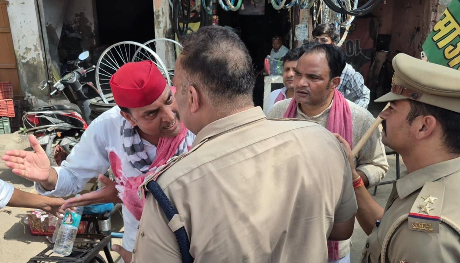 बुलंदशहर रोड पर पैदल मार्च निकालते सपा कार्यकर्ता। संवाद बुलंदशहर रोड पर पैदल मार्च निकालते सपा कार्यकर्ता। संवाद