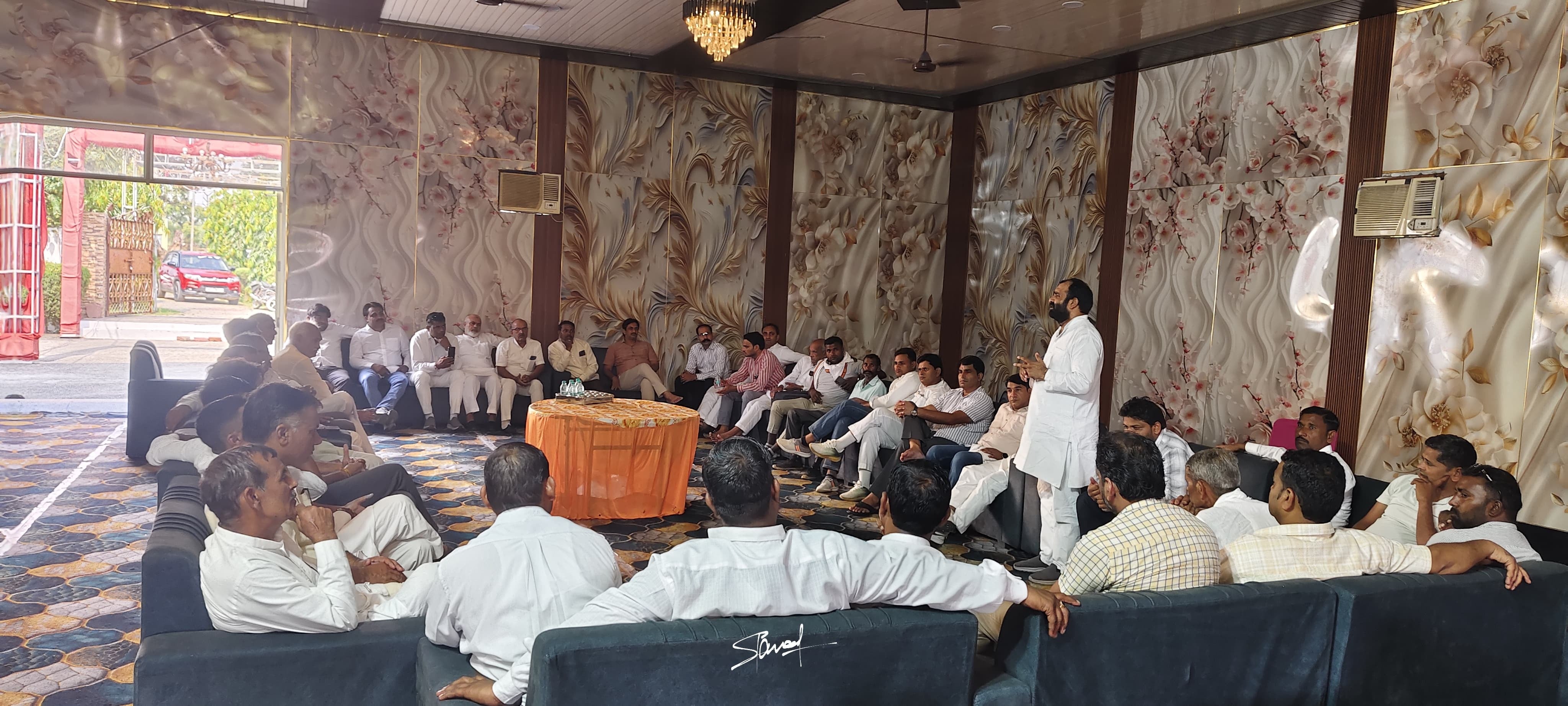 बैठक में मौजूद मवाना व हस्तिनापुर विकास खण्ड की ग्राम पंचायतों के ग्राम प्रधान स्रोत बैठक में मौजूद मवाना व हस्तिनापुर विकास खण्ड की ग्राम पंचायतों के ग्राम प्रधान स्रोत