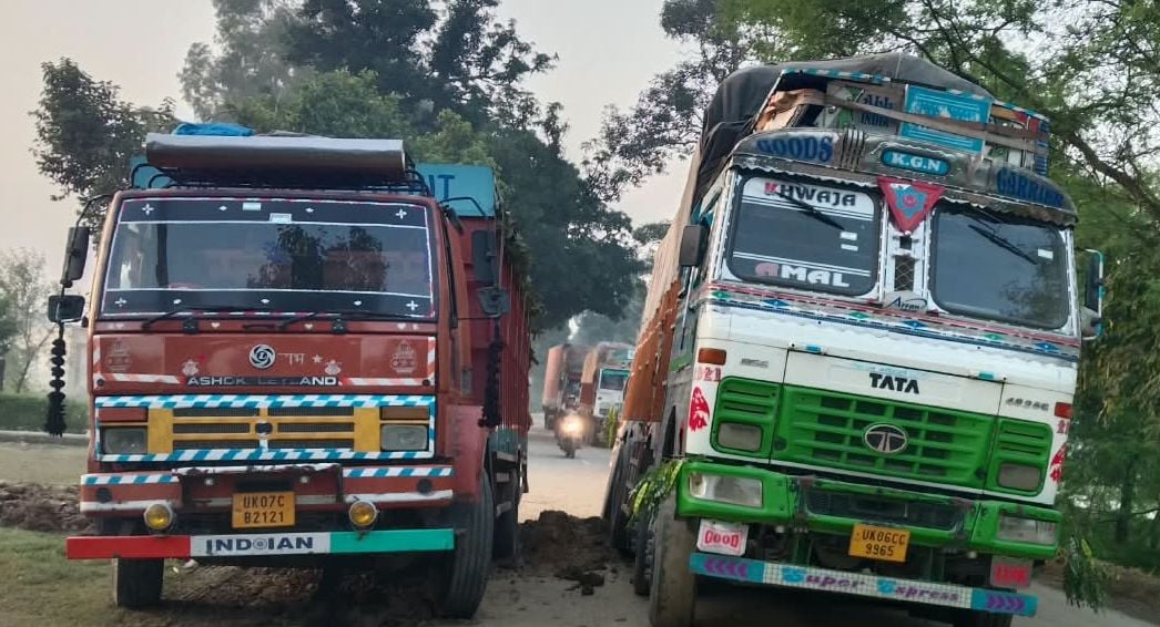 बदायूं-आंवला रोड़ पर पलटा डंपर। संवाद बदायूं-आंवला रोड़ पर पलटा डंपर। संवाद