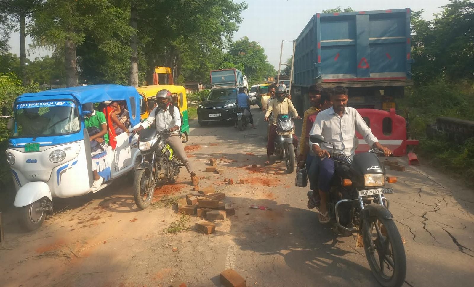 बदायूं-आंवला रोड़ पर पलटा डंपर। संवाद बदायूं-आंवला रोड़ पर पलटा डंपर। संवाद