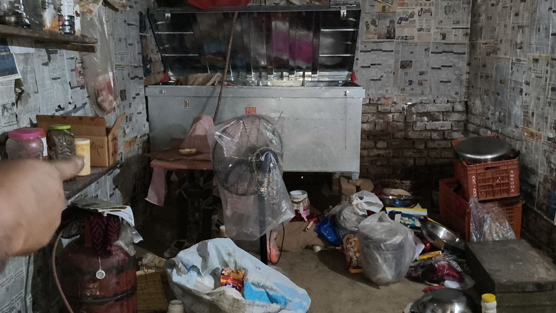 चोरी की घटना के बाद कमरे में अस्त-व्यस्त सामान। चोरी की घटना के बाद कमरे में अस्त-व्यस्त सामान।