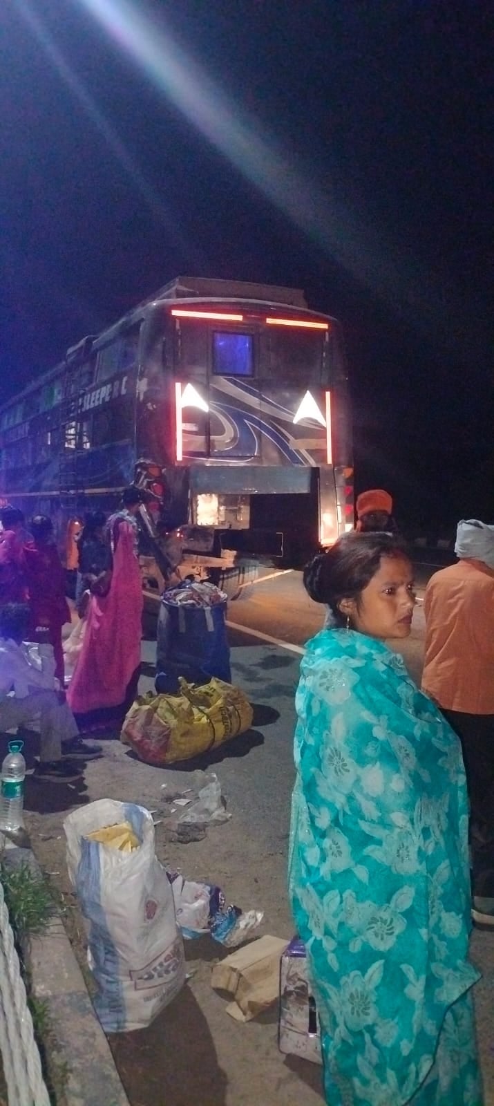 फोटो 08::हादसे के बाद खड़ा क्षतिग्रस्त ट्रेलर। संवाद फोटो 08::हादसे के बाद खड़ा क्षतिग्रस्त ट्रेलर। संवाद