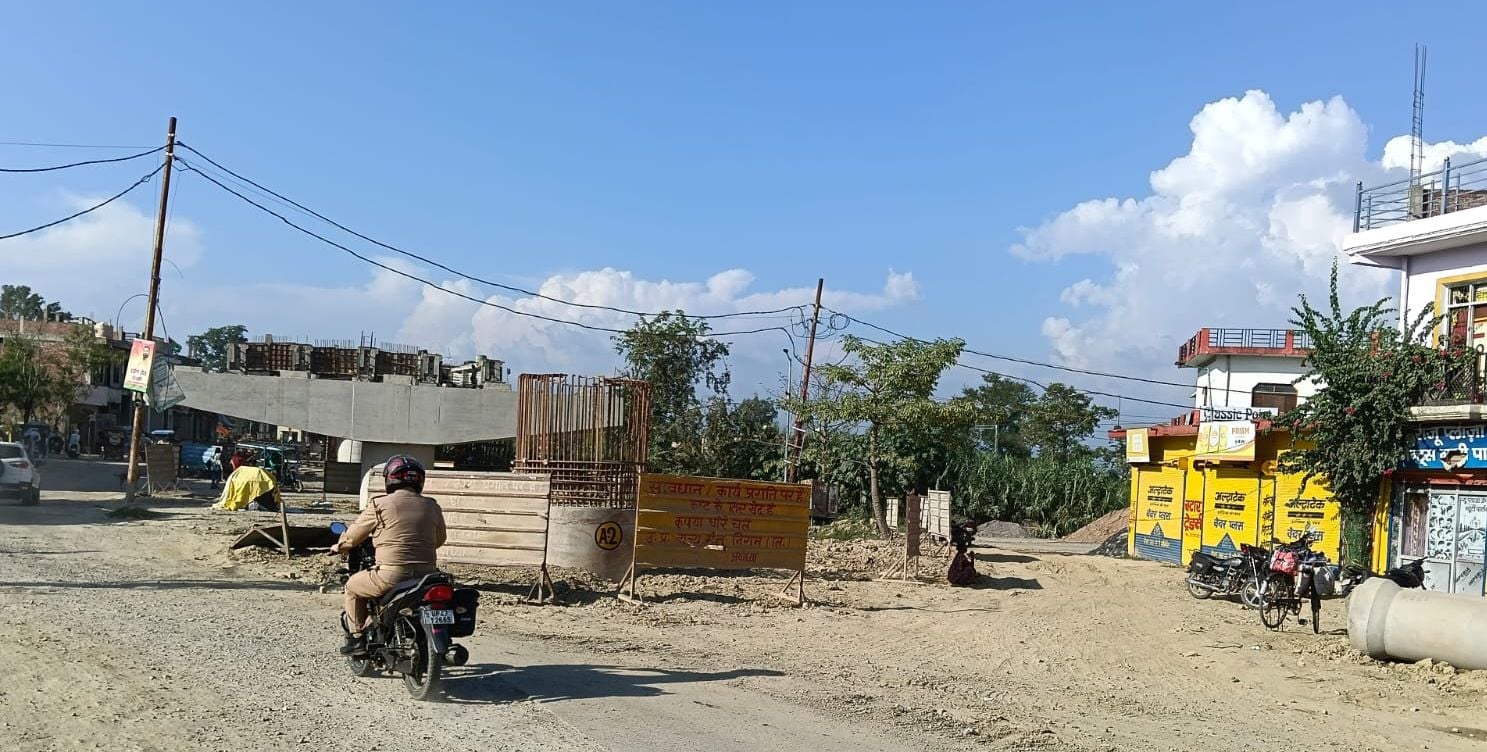फोटो-20-बलरामपुर के तुलसीपुर में प्रभावित फोरलेन निर्माण।-संवाद