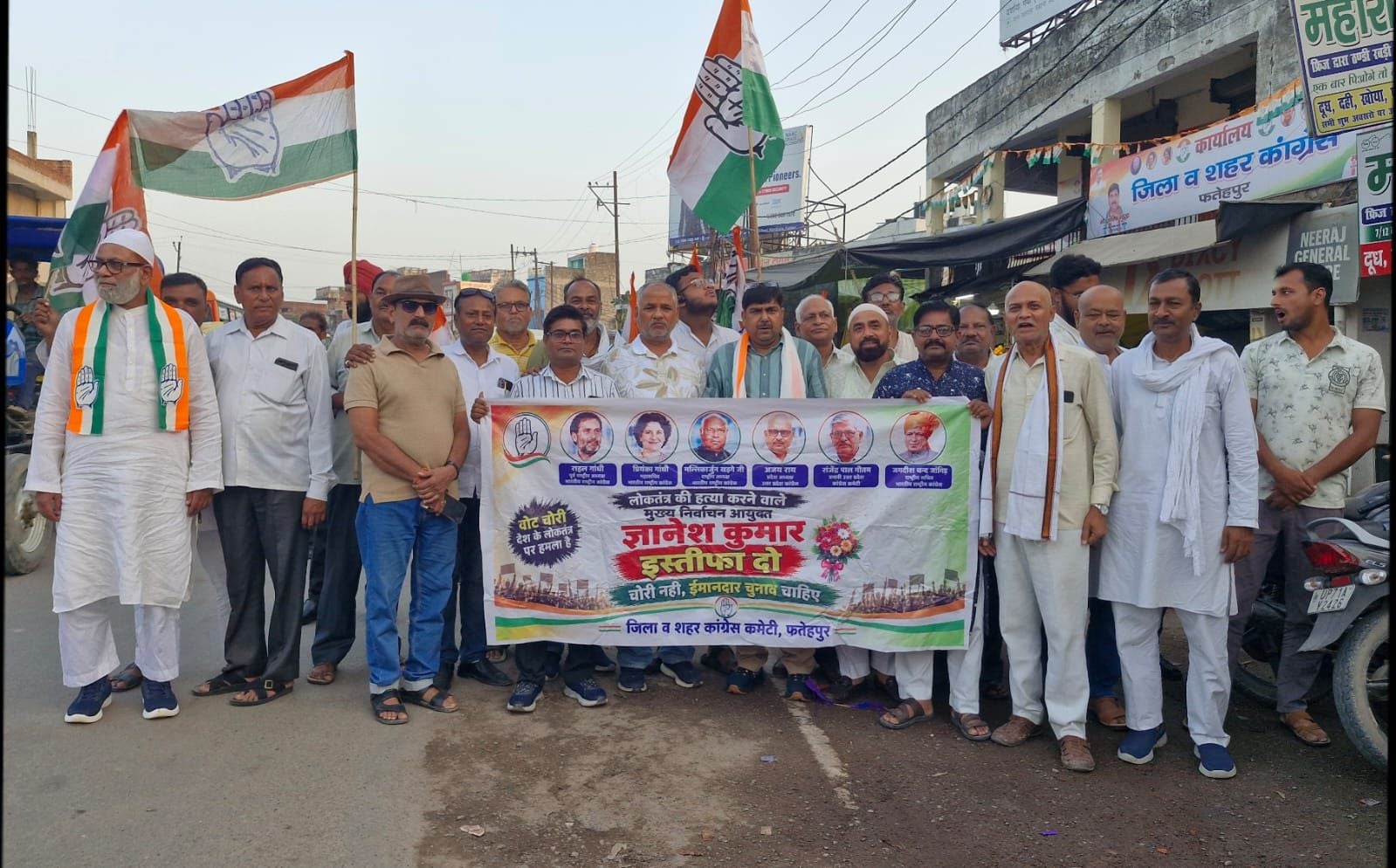 फोटो-21- शहर के ज्वालागंज में प्रदर्शन करते कांग्रेसी। स्रोत फोटो-21- शहर के ज्वालागंज में प्रदर्शन करते कांग्रेसी। स्रोत