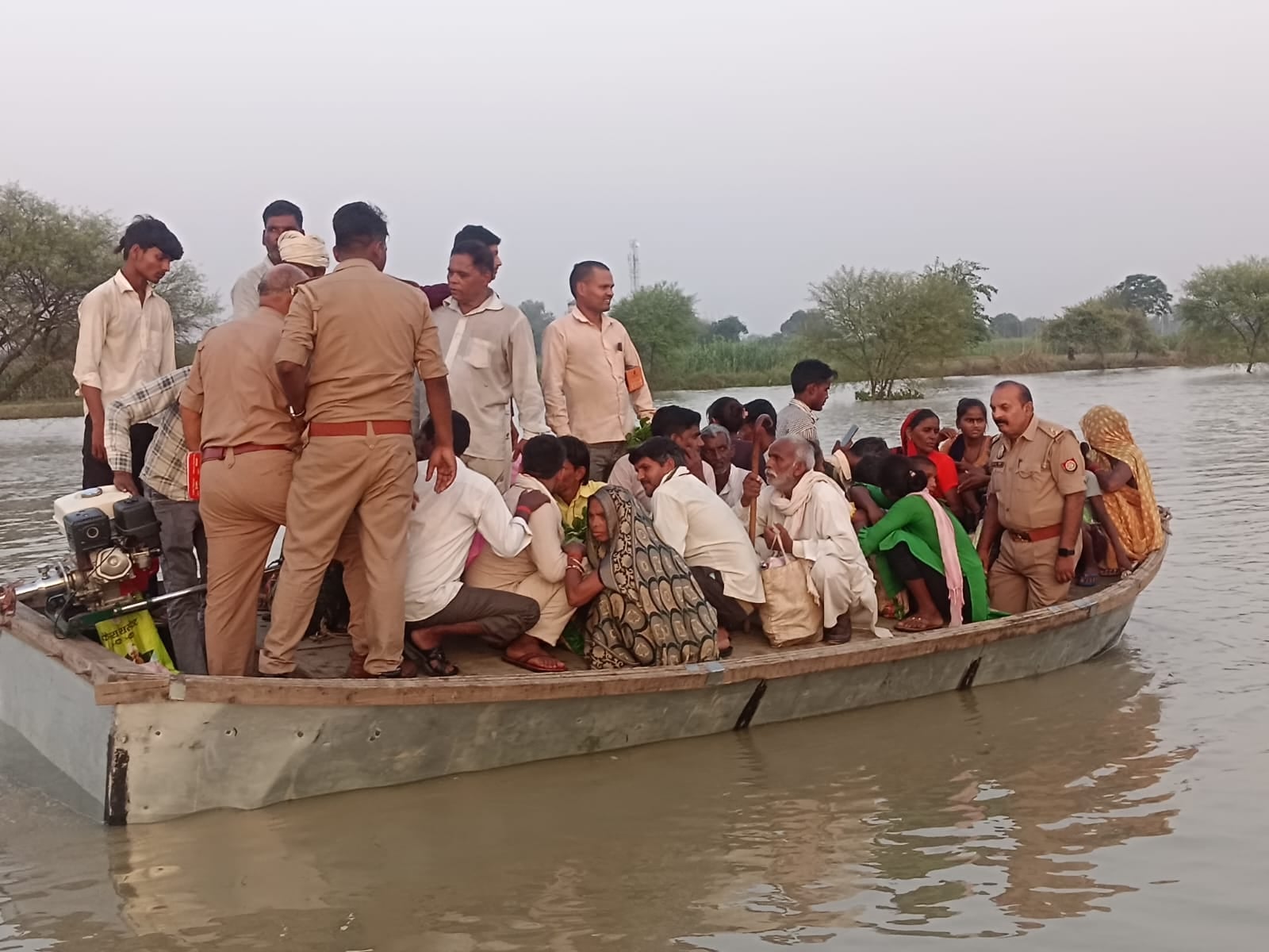 फोटो-26 गांव बरुआ को जाने वाली कटी सड़क पर भरे बाढ़ के पानी से निकलते लोग। संवाद फोटो-26 गांव बरुआ को जाने वाली कटी सड़क पर भरे बाढ़ के पानी से निकलते लोग। संवाद