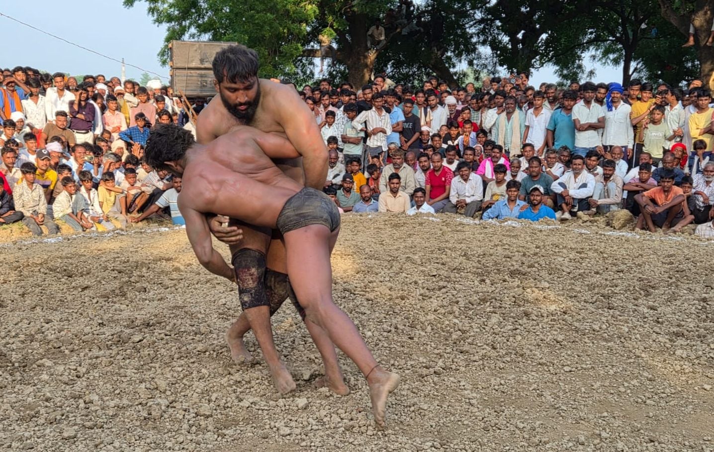 फोटो-27-खखरेरू में आयोजित दंगल में दांवपेच आजमाते पहलवान। संवाद फोटो-27-खखरेरू में आयोजित दंगल में दांवपेच आजमाते पहलवान। संवाद