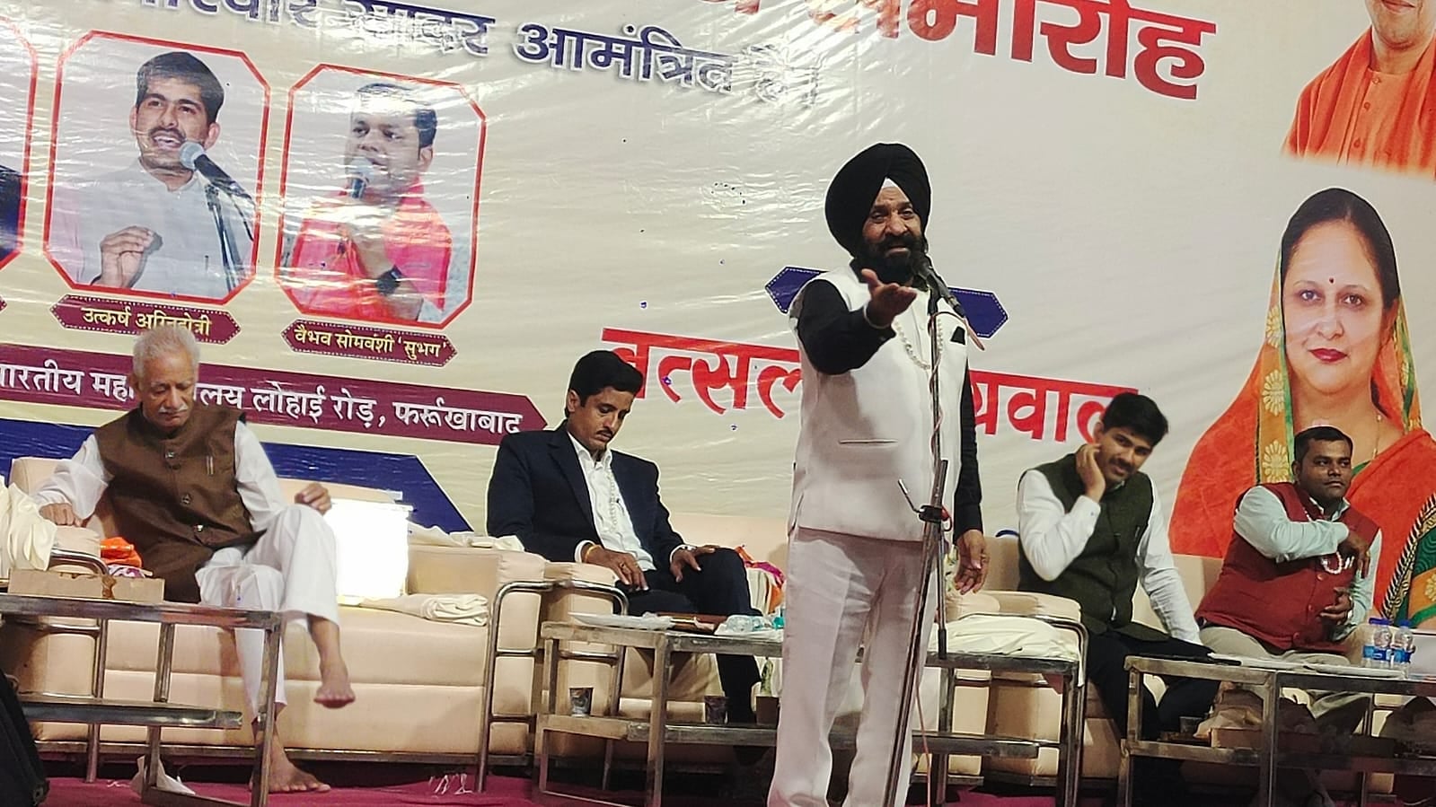 फोटो-37 भारतीय पाठशाला में कविता पाठ करते अजय अंजाम। संवाद फोटो-37 भारतीय पाठशाला में कविता पाठ करते अजय अंजाम। संवाद