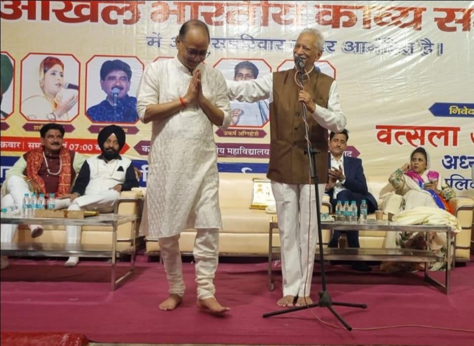 फोटो-37 भारतीय पाठशाला में कविता पाठ करते अजय अंजाम। संवाद फोटो-37 भारतीय पाठशाला में कविता पाठ करते अजय अंजाम। संवाद