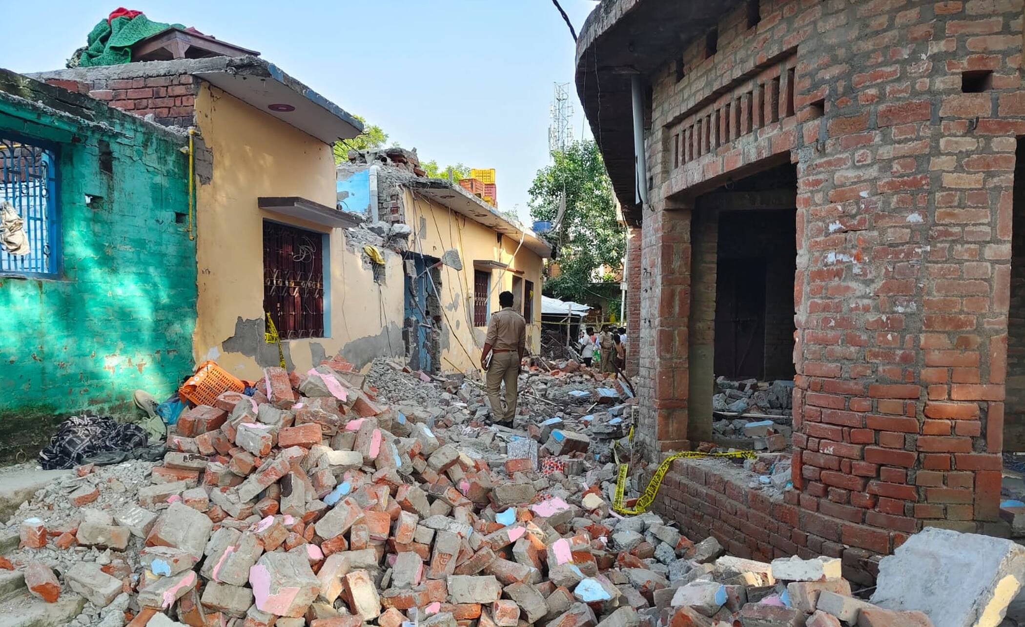 फोटो-47-: मलवा धमाके में घटनास्थल से हटाया जा रहा मलबा। संवाद फोटो-47-: मलवा धमाके में घटनास्थल से हटाया जा रहा मलबा। संवाद