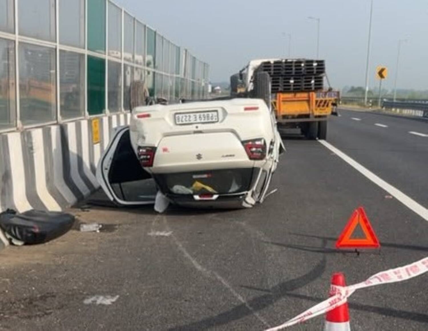 फोटो - दिल्ली कटरा एक्सप्रेस वे पर घायलों को एंबुलेंस में बैठाते हुए। स्रोत - प्रवक्ता फोटो - दिल्ली कटरा एक्सप्रेस वे पर घायलों को एंबुलेंस में बैठाते हुए। स्रोत - प्रवक्ता