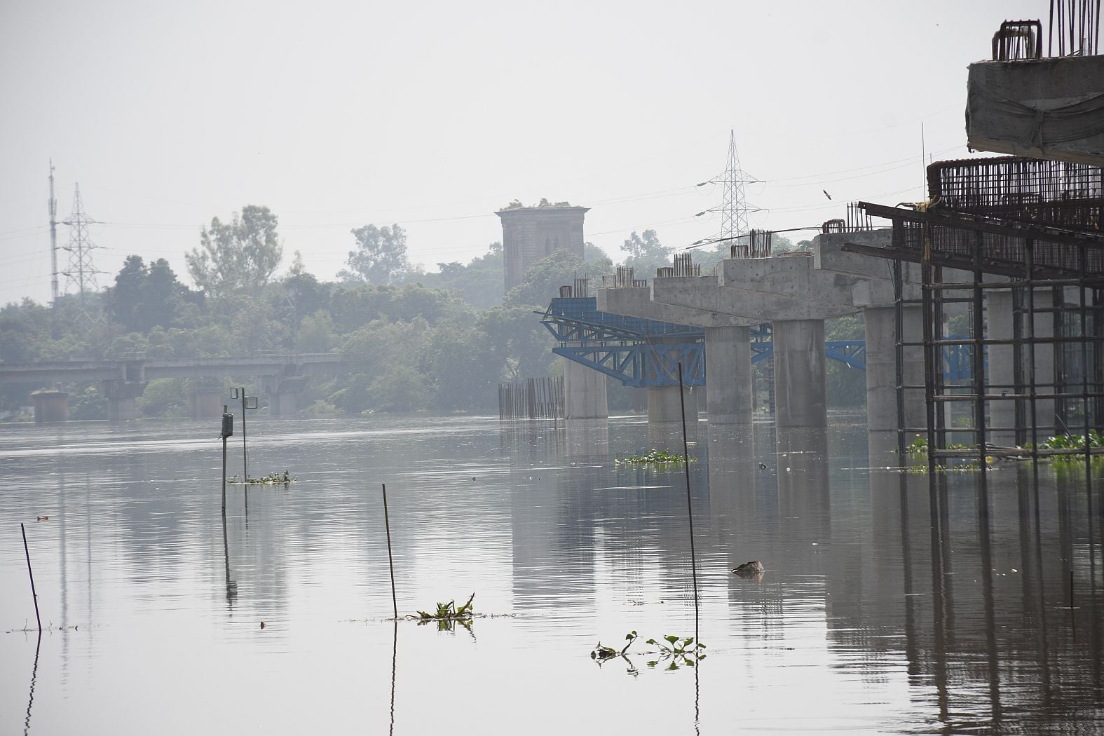 गोमती का जलस्तर शनिवार को बढ़ गया। 