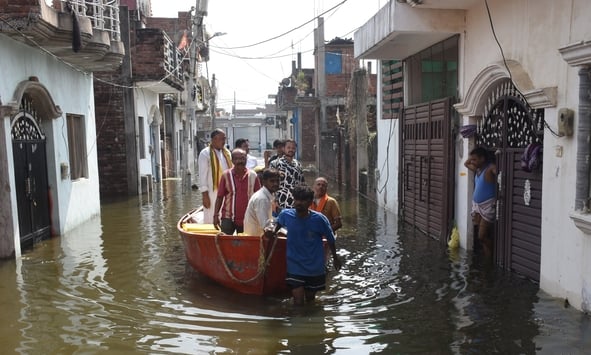 गोमती नदी का जलस्तर बढ़ने से आई बाढ़।