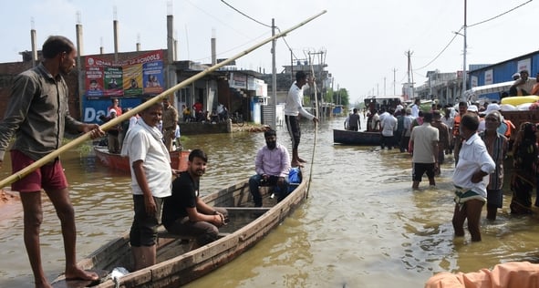 गोमती नदी का जलस्तर बढ़ने से आई बाढ़।