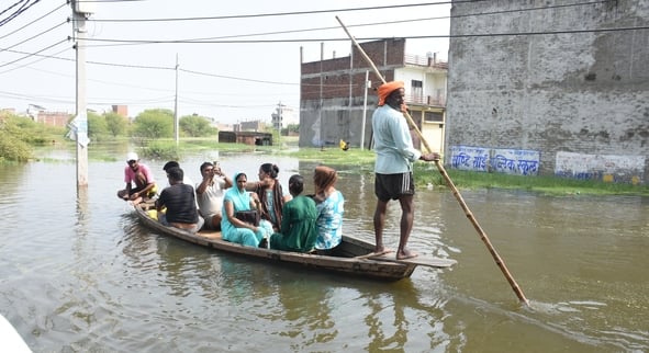 गोमती नदी का जलस्तर बढ़ने से आई बाढ़।