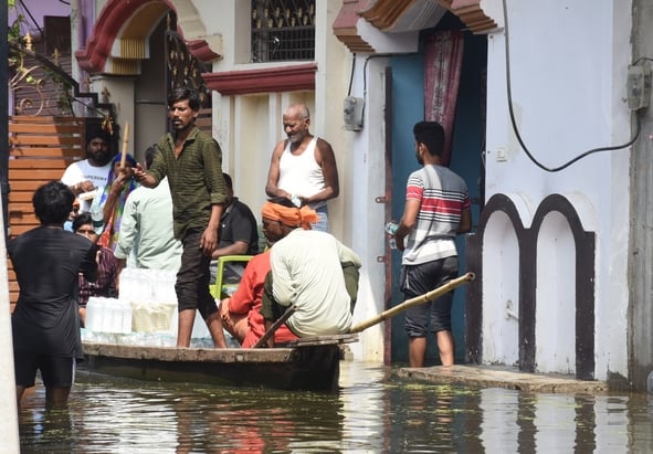 गोमती नदी का जलस्तर बढ़ने से आई बाढ़।