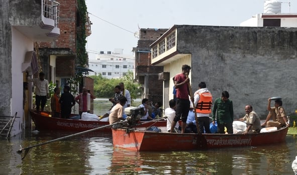 गोमती नदी का जलस्तर बढ़ने से आई बाढ़।