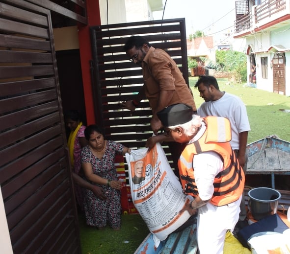 गोमती नदी का जलस्तर बढ़ने से आई बाढ़।