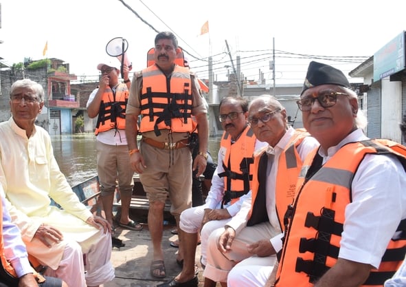 गोमती नदी का जलस्तर बढ़ने से आई बाढ़।