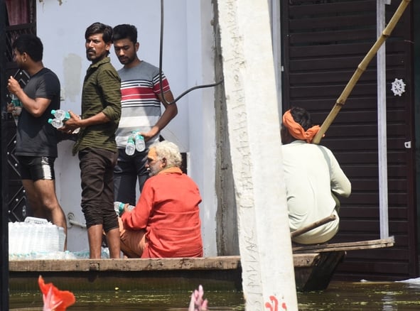 गोमती नदी का जलस्तर बढ़ने से आई बाढ़।
