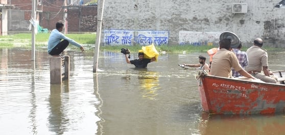 गोमती नदी का जलस्तर बढ़ने से आई बाढ़।