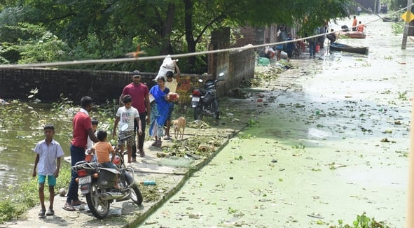 गोमती नदी का जलस्तर बढ़ने से आई बाढ़।