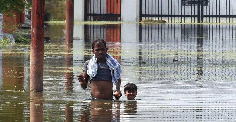 गोमती नदी का जलस्तर बढ़ने से आई बाढ़।