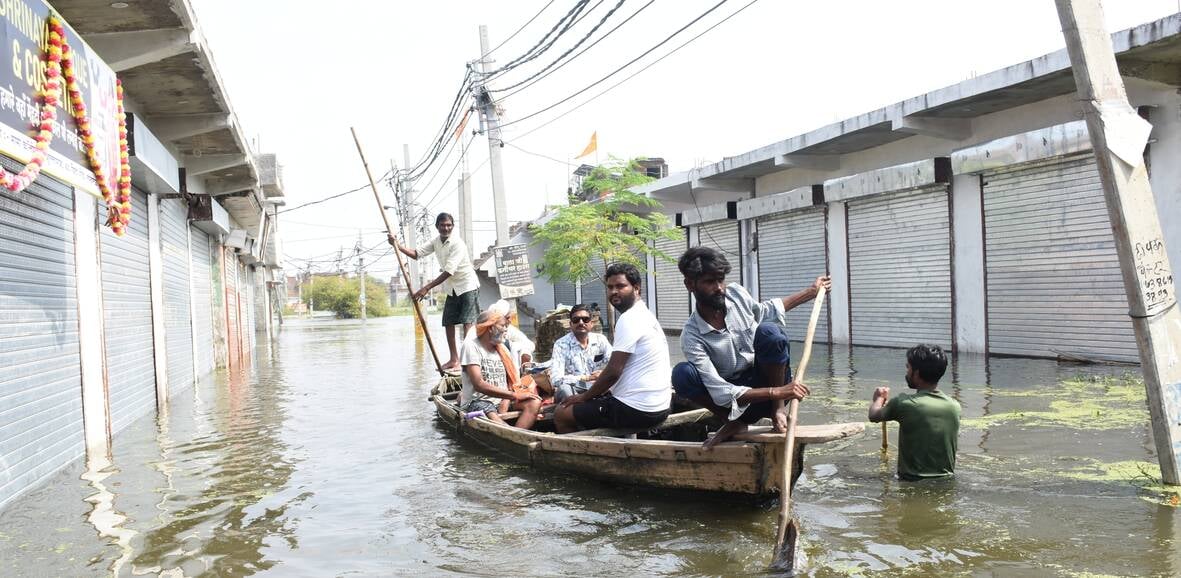 गोमती नदी का जलस्तर बढ़ने से आई बाढ़।
