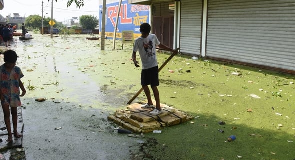गोमती नदी का जलस्तर बढ़ने से आई बाढ़।