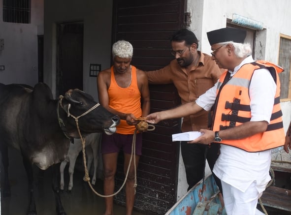 गोमती नदी का जलस्तर बढ़ने से आई बाढ़।