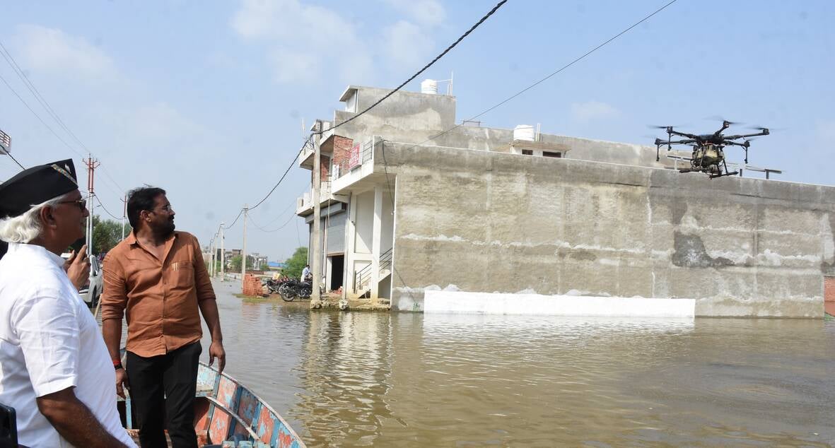 गोमती नदी का जलस्तर बढ़ने से आई बाढ़।