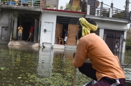 गोमती नदी का जलस्तर बढ़ने से आई बाढ़।