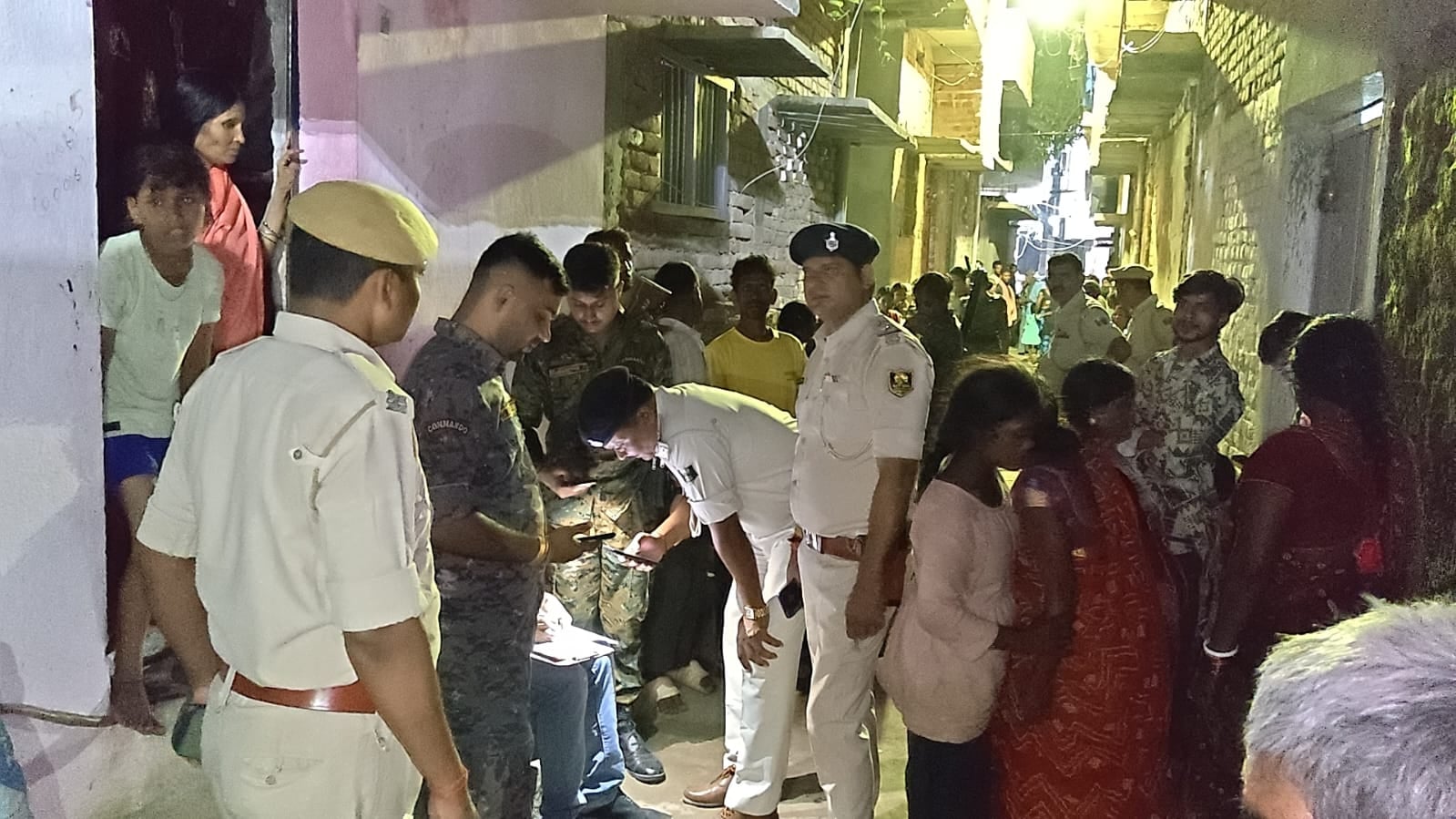 गयाजी शहर के बैरागी मोहल्ला में विकास मित्र शंकर मांझी की हत्या के बाद घटनास्थल पर जांच करती पु गयाजी शहर के बैरागी मोहल्ला में विकास मित्र शंकर मांझी की हत्या के बाद घटनास्थल पर जांच करती पु