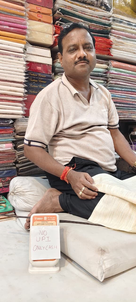 घंटाघर स्थित मोबाइल की दुकान पर ग्राहकों को नो यूपीआई नो कैश के पर्चे दिखाकर विरोध दर्ज कराता घंटाघर स्थित मोबाइल की दुकान पर ग्राहकों को नो यूपीआई नो कैश के पर्चे दिखाकर विरोध दर्ज कराता