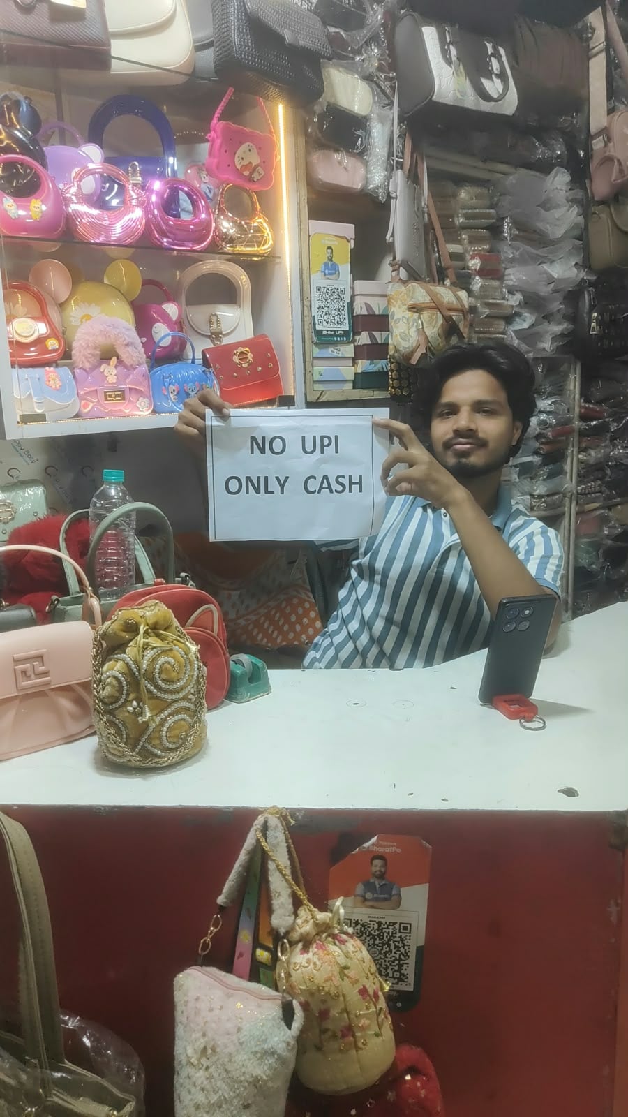 घंटाघर स्थित मोबाइल की दुकान पर ग्राहकों को नो यूपीआई नो कैश के पर्चे दिखाकर विरोध दर्ज कराता घंटाघर स्थित मोबाइल की दुकान पर ग्राहकों को नो यूपीआई नो कैश के पर्चे दिखाकर विरोध दर्ज कराता