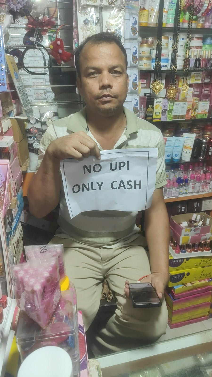 घंटाघर स्थित मोबाइल की दुकान पर ग्राहकों को नो यूपीआई नो कैश के पर्चे दिखाकर विरोध दर्ज कराता घंटाघर स्थित मोबाइल की दुकान पर ग्राहकों को नो यूपीआई नो कैश के पर्चे दिखाकर विरोध दर्ज कराता