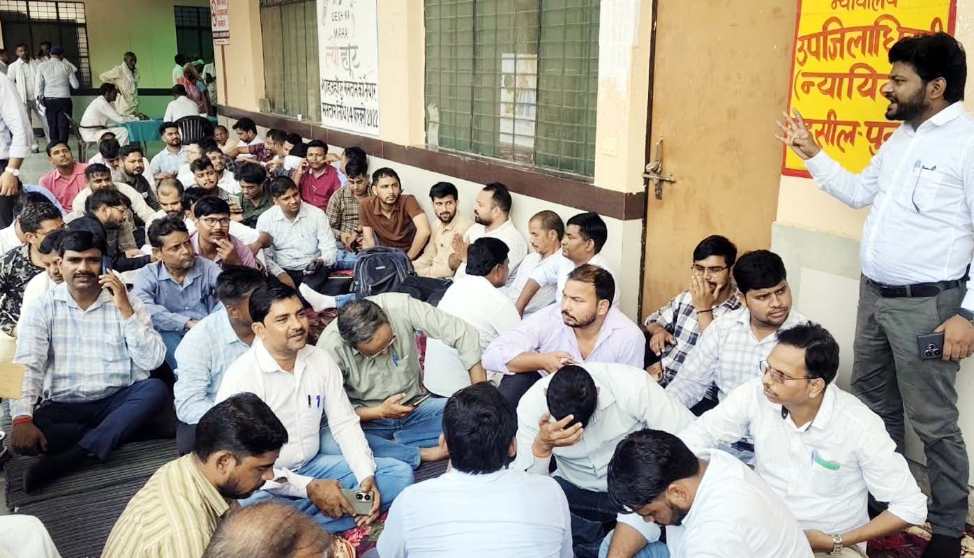 जलालाबाद में संपूर्ण समाधान दिवस पर एडीएम को ज्ञापन देते लेखपाल संघ के पदाधिकारी। संवाद जलालाबाद में संपूर्ण समाधान दिवस पर एडीएम को ज्ञापन देते लेखपाल संघ के पदाधिकारी। संवाद