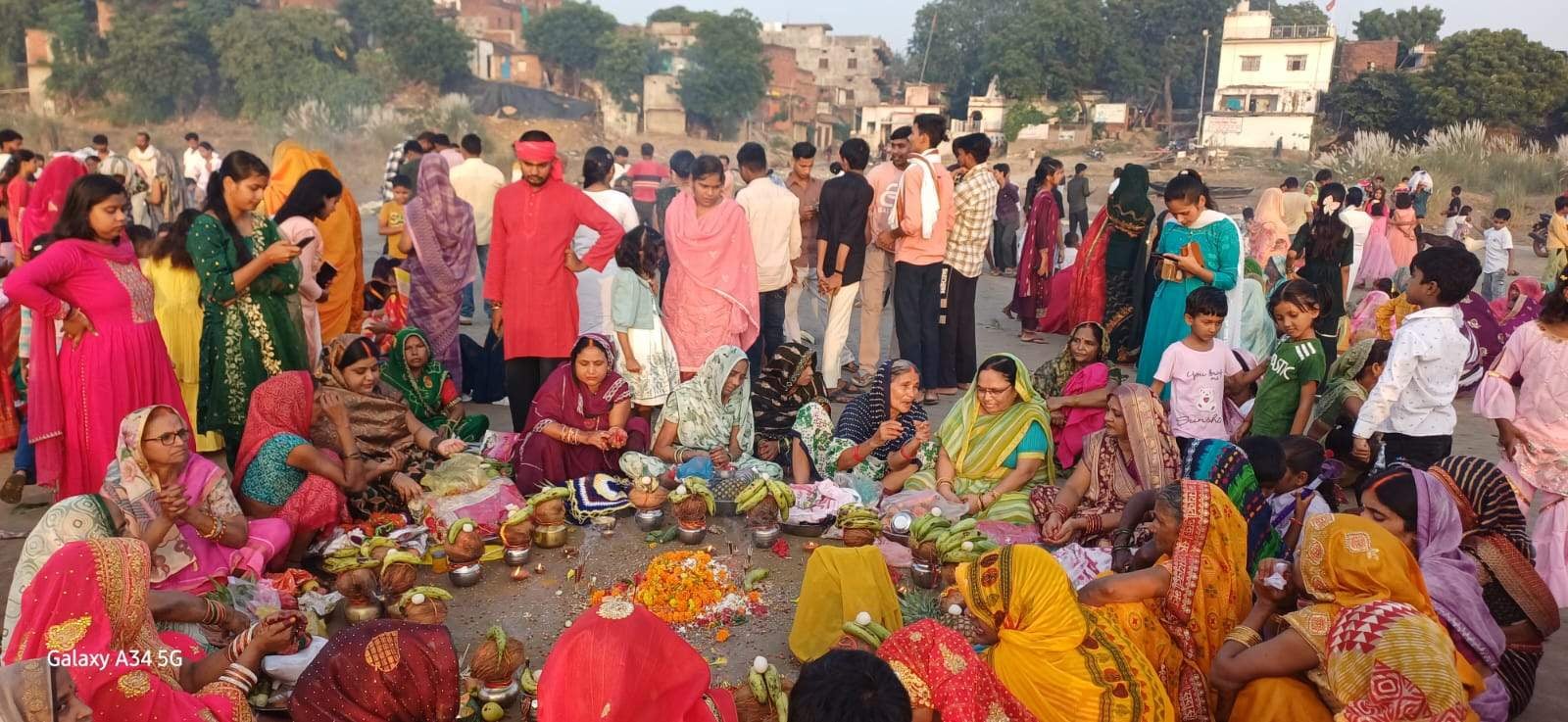 जिउतिया पर पीडीडीयू नगर के पटेल नगर में कथा सुनतीं महिलाएं। संवाद जिउतिया पर पीडीडीयू नगर के पटेल नगर में कथा सुनतीं महिलाएं। संवाद