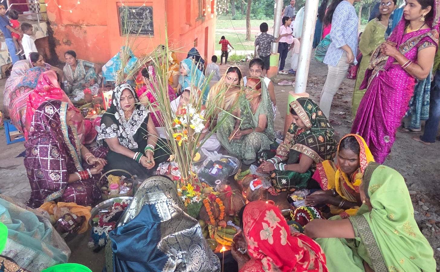 जिउतिया पर पीडीडीयू नगर के पटेल नगर में कथा सुनतीं महिलाएं। संवाद जिउतिया पर पीडीडीयू नगर के पटेल नगर में कथा सुनतीं महिलाएं। संवाद