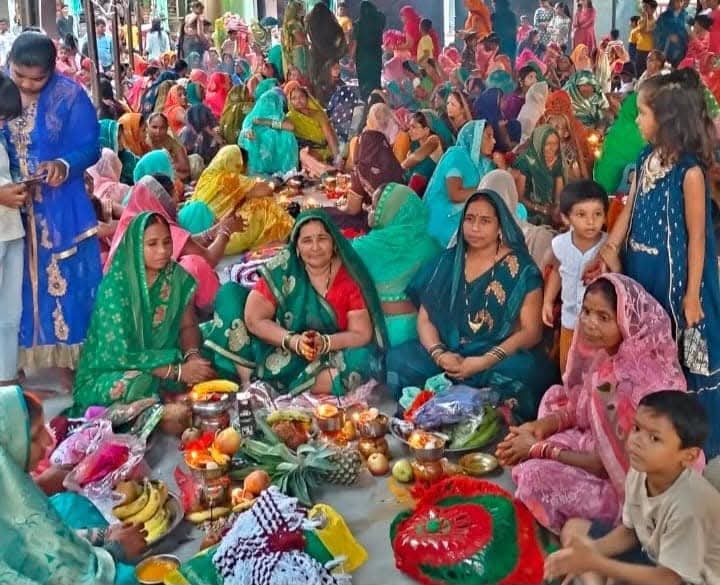 जीवित्पुत्रिका व्रत की कथा सुनतीं महिलाएं। संवाद जीवित्पुत्रिका व्रत की कथा सुनतीं महिलाएं। संवाद