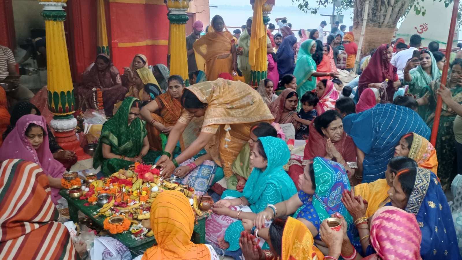 जीवित्पुत्रिका व्रत की कथा सुनतीं महिलाएं। संवाद जीवित्पुत्रिका व्रत की कथा सुनतीं महिलाएं। संवाद