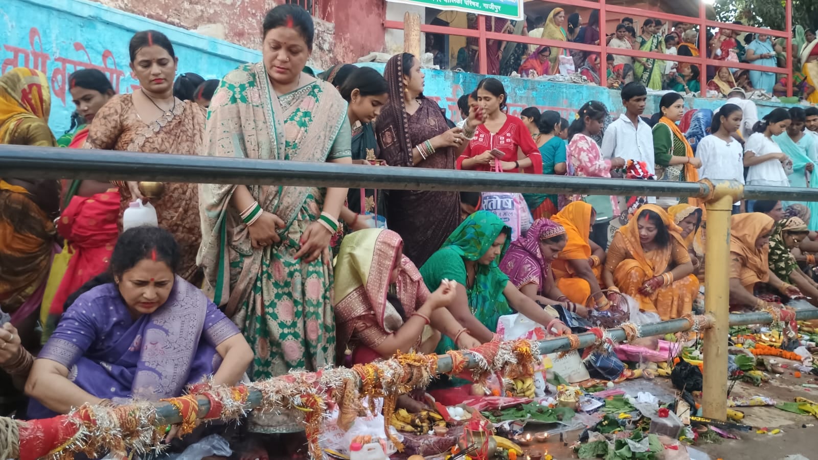 जीवित्पुत्रिका व्रत की कथा सुनतीं महिलाएं। संवाद जीवित्पुत्रिका व्रत की कथा सुनतीं महिलाएं। संवाद