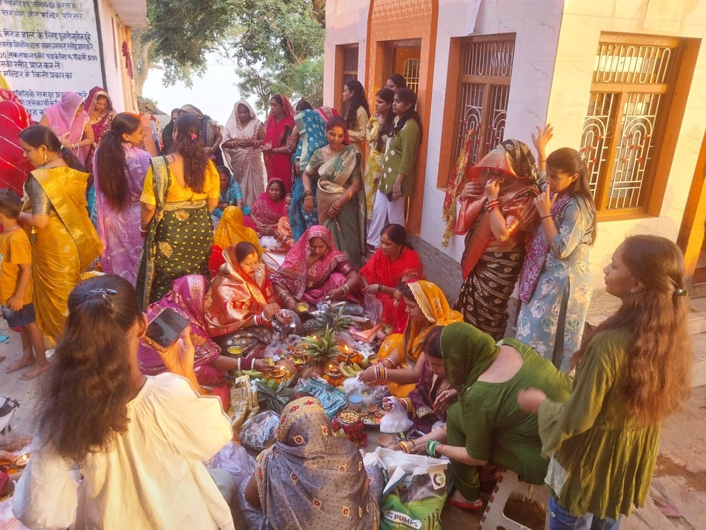 जीवित्पुत्रिका व्रत की कथा सुनतीं महिलाएं। संवाद जीवित्पुत्रिका व्रत की कथा सुनतीं महिलाएं। संवाद