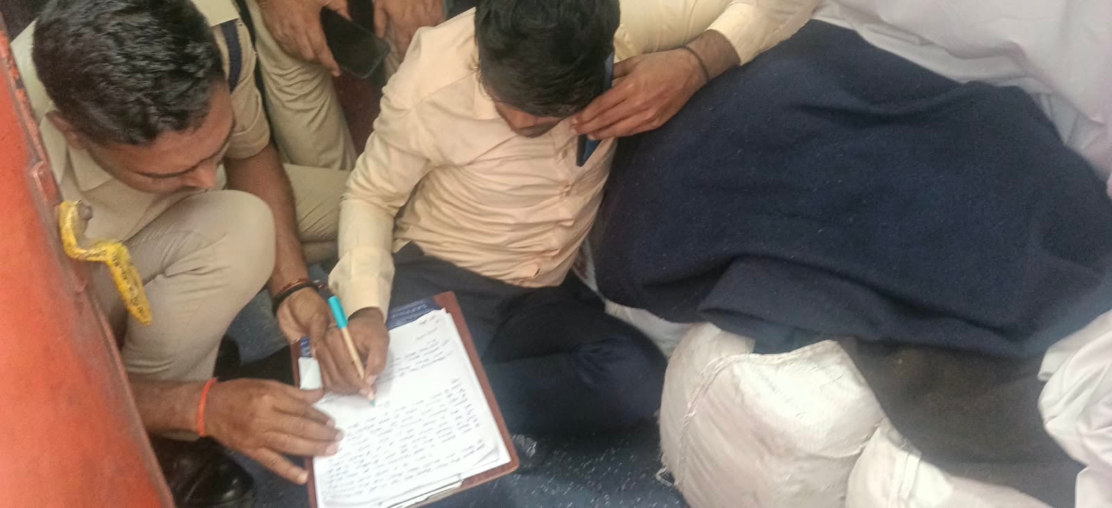 रेलवे स्टेशन पर परिजनों से घटना की जानकारी लेती जीआरपी पुलिस 