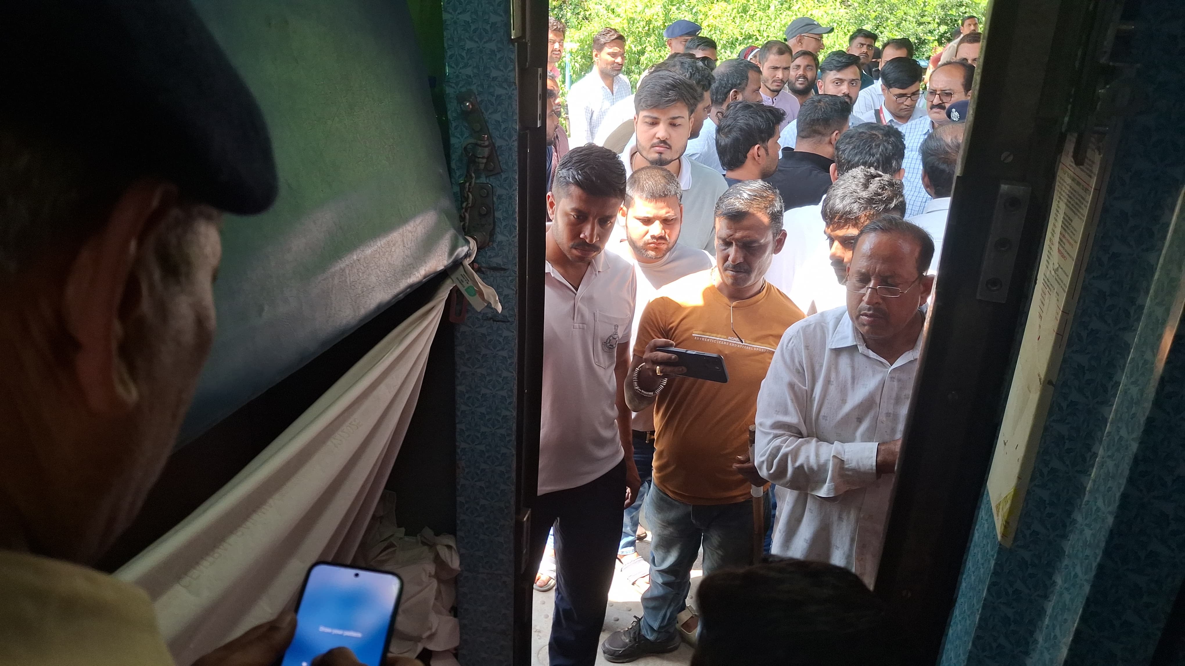 रेलवे स्टेशन पर परिजनों से घटना की जानकारी लेती जीआरपी पुलिस 